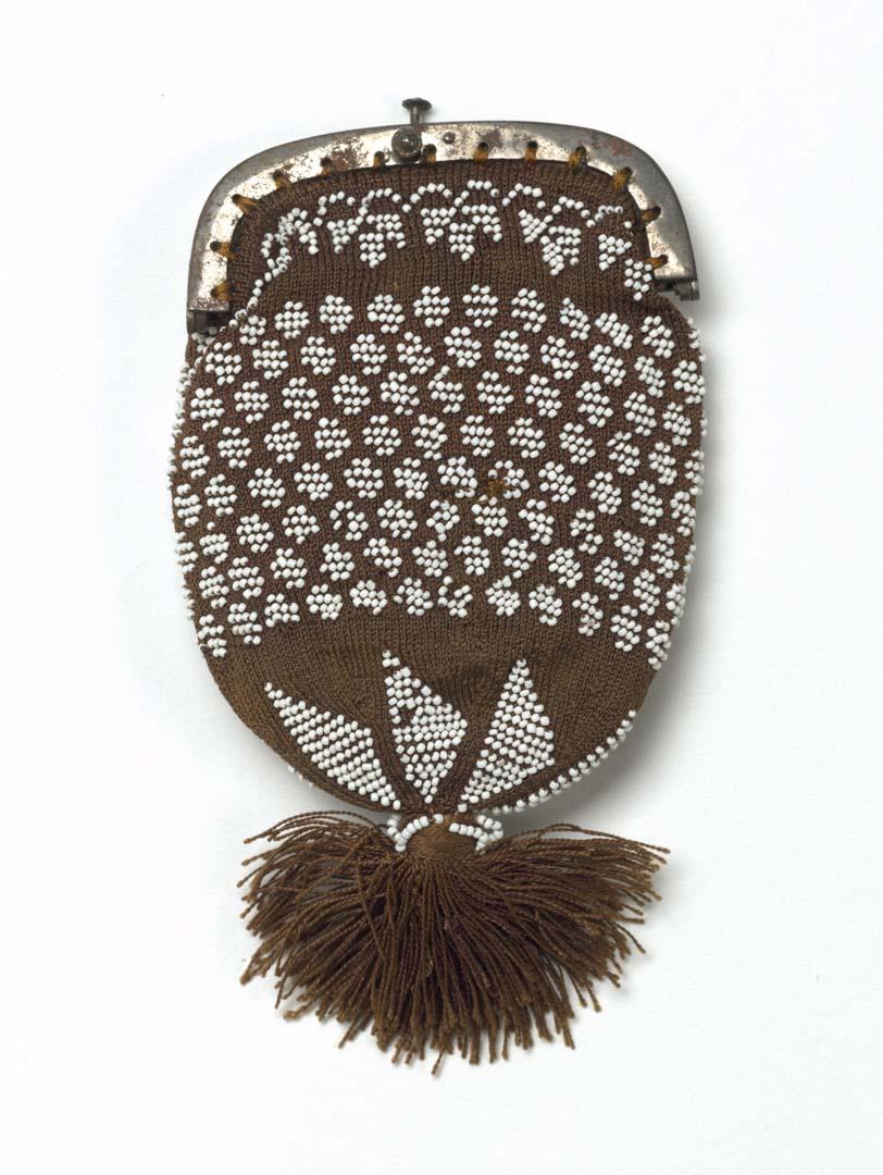 Artwork Coin purse this artwork made of Silk (knitted) with silver clasp and white beads, created in 1800-01-01