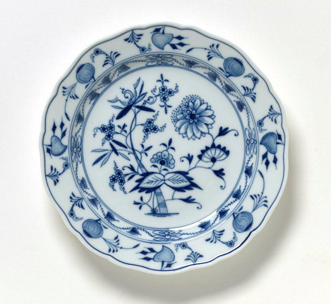Artwork Lobed plate this artwork made of Hard-paste porcelain decorated in underglaze cobalt blue with stylised floral motifs in the onion pattern