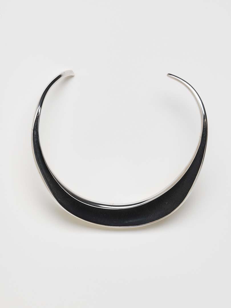 Artwork Neckring this artwork made of Silver, hollow raised with oxidised interior